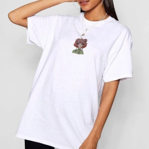 Kadın Beyaz Anime Kız Baskılı Bisiklet Yaka Oversize Pamuklu T-shirt