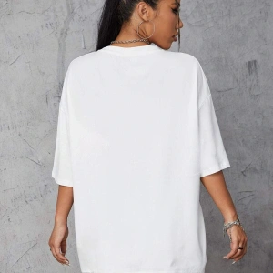 Kadın Beyaz Göğüs Çiçek Baskılı Basic Oversize T-Shirt strup000000000007