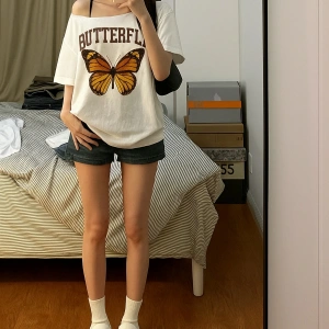 Kadın Beyaz Kayık Yaka Baskılı Kısa Kol %100 Pamuk