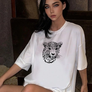 Kadın Beyaz Leopar Figür Baskılı Oversize T-shirt