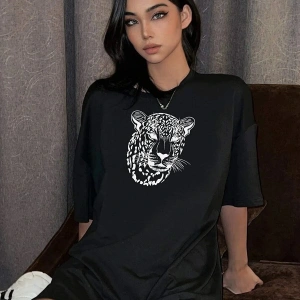 Kadın Beyaz Leopar Figür Baskılı Oversize T-shirt