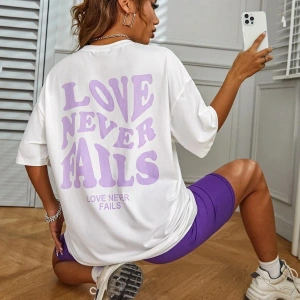 Kadın Beyaz Love Never Fails Baskılı Oversize Tişört