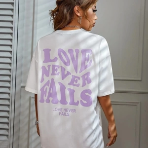 Kadın Beyaz Love Never Fails Baskılı Oversize Tişört
