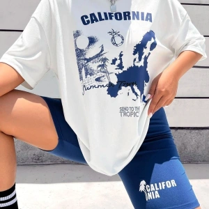 Kadın Beyaz Mavi Calıfornıa Baskılı Bisiklet Yaka Tshirt