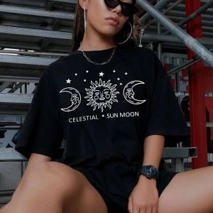Kadın Beyaz Oversize Celestial Sun Moon Baskılı T-shirt -