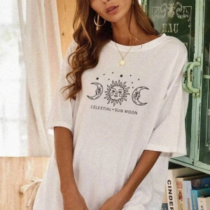 Kadın Beyaz Oversize Celestial Sun Moon Baskılı T-shirt -