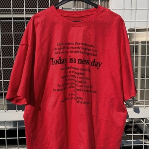 Kadın Büyük Boy Mektup Baskılı Gevşek Yuvarlak Yaka Düşük Omuz Günlük Tişört