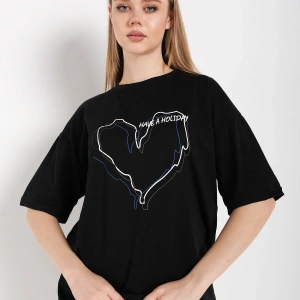 Kadın Çizgili Figür Kalp Siyah T-shirt Have A Holiday Baskılı