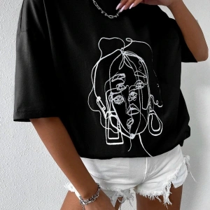 Kadın Çizgili Figür Oversize Siyah T-shirt