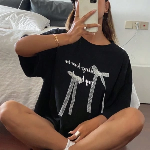 Kadın Fiyonk ve Harf Baskılı Bol Kısa Kollu Tişört
