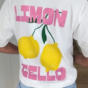 Kadın Günlük Yuvarlak Yaka Kısa Kollu Tişört Limon Çello Bahar Kıyafetleri Desenli