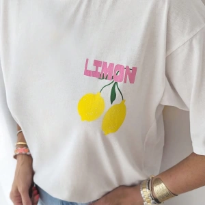 Kadın Günlük Yuvarlak Yaka Kısa Kollu Tişört Limon Çello Bahar Kıyafetleri Desenli