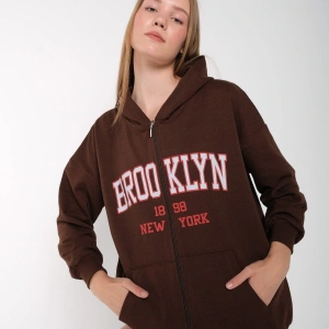 Kadın Kahverengi Brooklyn Baskılı Oversize Hırka brooklynhırka Kahverengi