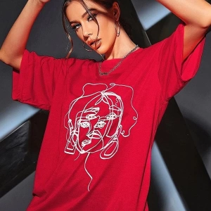 Kadın Kırmızı Yüz Baskı Detaylı Oversize T-shirt
