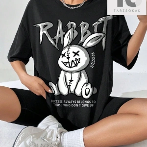 Kadın Oversize Düşük Omuzlu Yuvarlak Yaka Koyu Ayı ve Harf Baskılı Tişört