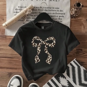 Kadın Renkli Yıldız Baskılı Kısa Kollu Tişört, Moda