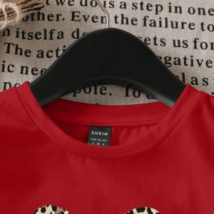 Kadın Renkli Yıldız Baskılı Kısa Kollu Tişört, Moda