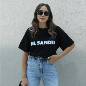 Kadın Siyah Jıl Sander Baskılı Oversize Bisiket Yaka Tişört