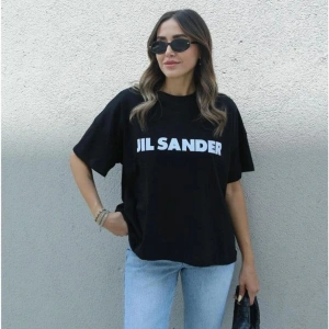 Kadın Siyah Jıl Sander Baskılı Oversize Bisiket Yaka Tişört