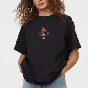 Kadın Siyah Önü Mantar Şapkalı Kız Baskılı Bisiklet Yaka Oversize Pamuklu T-shirt