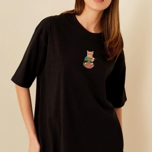 Kadın Siyah Önü Şef Kedicik Baskılı Bisiklet Yaka Oversize Pamuklu T-shirt