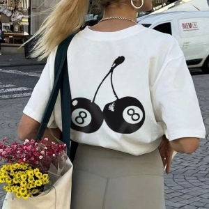 Kadın Yaz Kiraz Basit Baskılı Desen Yuvarlak Yaka Tişört Moda ve Çok Yönlüdür.