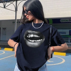 Kadın Yaz Rahat Kişiselleştirilmiş Baskılı Desen Yuvarlak Yaka Tişört Moda ve Çok Yönlü.