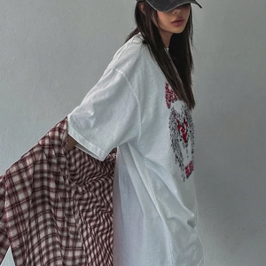 Kadın Yaz Rahat Kişiselleştirilmiş Baskılı Desen Yuvarlak Yaka Tişört Moda ve Çok Yönlü.