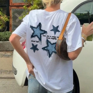 Kadın Yaz Rahat Pentagram Baskılı Yuvarlak Yaka Tişört Günlük Giyim İçin.