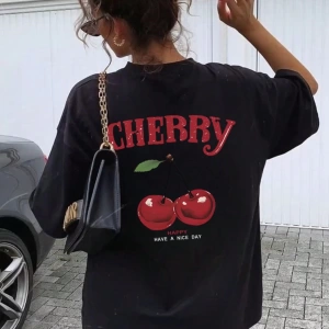 Kadın Yaz Yeni Minimalist Kiraz Ve Slogan Baskılı Rahat Tatil Stili Gevşek Ve Çok Yönlü Yuvar