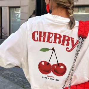 Kadın Yaz Yeni Minimalist Kiraz Ve Slogan Baskılı Rahat Tatil Stili Gevşek Ve Çok Yönlü Yuvar