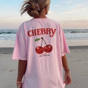 Kadın Yaz Yeni Minimalist Kiraz Ve Slogan Baskılı Rahat Tatil Stili Gevşek Ve Çok Yönlü Yuvar