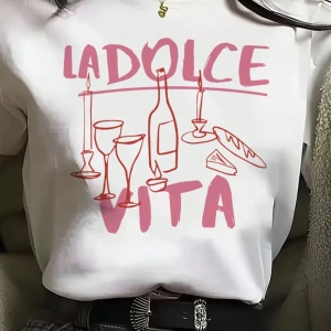 Kadınlar İçin Günlük Grafik Tişört - La Dolce Vita Şarap Kadehi ve Mum Tasarımı, Kısa Kollu