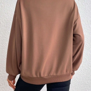 Kafatası ve Çiçek Desenli Damla Omuzlu Tişört Kahverengi