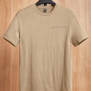 Kahve Rengi Slim Fit Örme Tişört, Minimalist ve Şık Günlük Giyim
