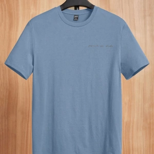 Kahve Rengi Slim Fit Örme Tişört, Minimalist ve Şık Günlük Giyim