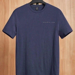 Kahve Rengi Slim Fit Örme Tişört, Minimalist ve Şık Günlük Giyim