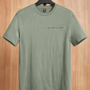 Kahve Rengi Slim Fit Örme Tişört, Minimalist ve Şık Günlük Giyim