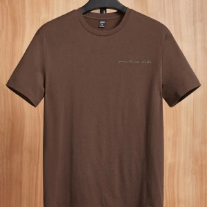 Kahve Rengi Slim Fit Örme Tişört, Minimalist ve Şık Günlük Giyim