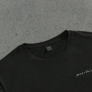 Kahve Rengi Slim Fit Örme Tişört, Minimalist ve Şık Günlük Giyim