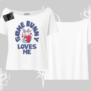 Kayık Yaka Tshirt Sevimli Tavşan Some Bunny Loves Me Baskılı