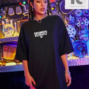 Kelebek & Harf Grafik Düşük Omuz Oversize Tişört