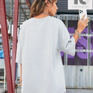 Kelebek & Slogan Grafikli Düşük Omuzlu Tişört