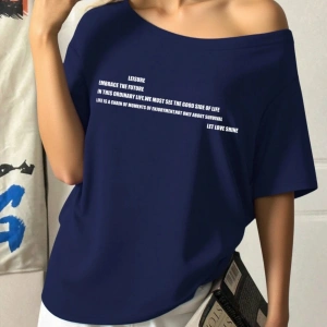 Lacivert Kadın Düşük Omuz Kayık Yaka Yazı Baskılı