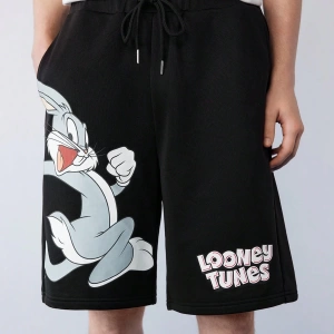LOONEY TUNES X SHEIN Erkek Günlük Karikatür Tavşan Baskılı Elastik Bel Şort, Yaz