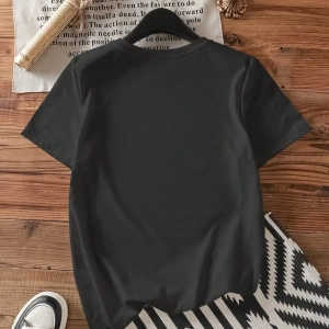 Loose Casual Strawberry English Logo Yuvarlak Yaka Kısa Kollu Tişört Kadınlar İçin,