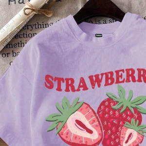 Loose Casual Strawberry English Logo Yuvarlak Yaka Kısa Kollu Tişört Kadınlar İçin,