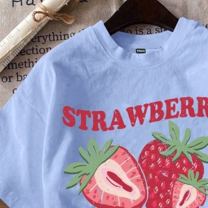 Loose Casual Strawberry English Logo Yuvarlak Yaka Kısa Kollu Tişört Kadınlar İçin,