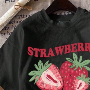 Loose Casual Strawberry English Logo Yuvarlak Yaka Kısa Kollu Tişört Kadınlar İçin,