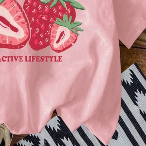 Loose Casual Strawberry English Logo Yuvarlak Yaka Kısa Kollu Tişört Kadınlar İçin,